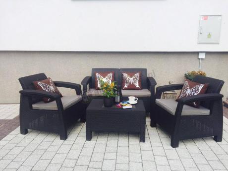 Piękne meble ogrodowe w brązowym kolorze Corfu Set firmy Curver