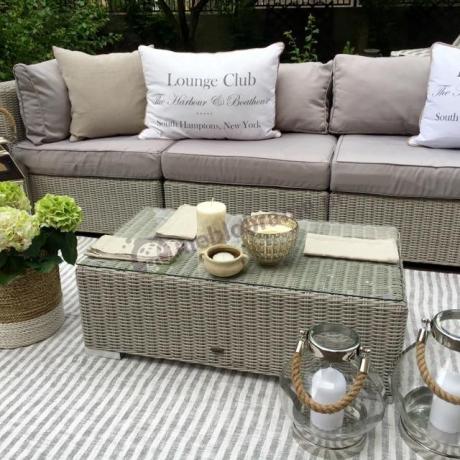 Sofa z technorattanu uzupełniona efektownymi dodatkami