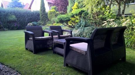 Zestaw Corfu Set Curver brązowy na tle bujnej roślinności