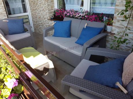 Zestaw Corfu Set w otoczeniu pięknych kwiatów