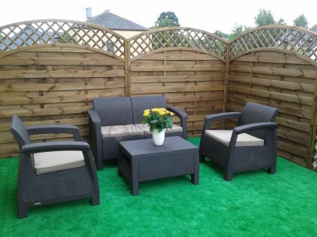 Zestaw mebli ogrodowych Allibert Keter Corfu Set na sztucznym trawniku