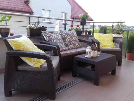 Zestaw mebli ogrodowych Corfu Set brązowy z ozdobnymi poduszkami