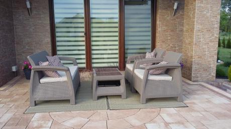 Zestaw mebli ogrodowych Corfu Set cappuccino na eleganckim tarasie