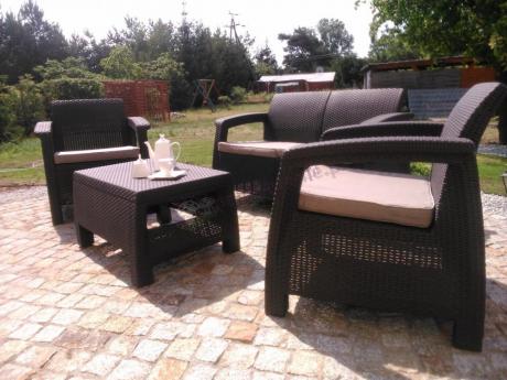 Zestaw ogrodowy Allibert Corfu Set na wyłożonym kamieniem tarasie