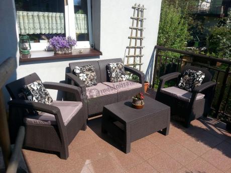 Zestaw ogrodowy Corfu ozdobiony poduszkami w kwiaty