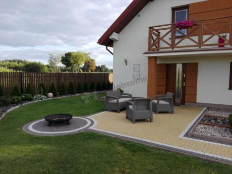 Zestaw ogrodowy Corfu Set Curver cappuccino na przydomowym tarasie