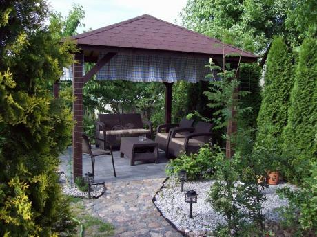 Zestawy mebli ogrodowych Allibert Corfu pod dużą altaną