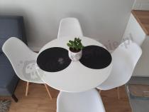 4 białe krzesła i stół w stylu skandynawskim