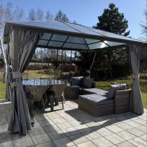Aranżacja: Altana ogrodowa z dachem z poliwęglanu z zasłonami i moskitierą - Havero 3x3,5 Antracite