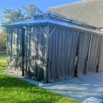 Aranżacja: Aluminiowa altana ogrodowa 3x6 z dachem z poliwęglanu i zasłonami - Havero