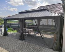 Aranżacja: Aluminiowa altana ogrodowa 3x6 ze stalowym dachem i zasłonami - Hater