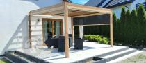 Aranżacja: Aluminiowa pergola na taras 4x4 w kolorze drewna Lufel z lamelami - Woodlook