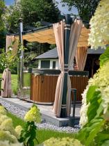 Aranżacja: Aluminiowa pergola ogrodowa z zasłonami 4x4 Kirn Beż