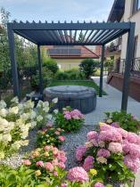 Aranżacja: Aluminiowa pergola tarasowa lamelowa antracyt 3x3 Mirador Deluxe