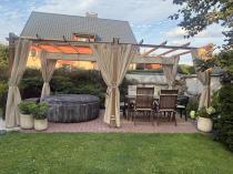 Aranżacja: Aluminiowa pergola z przesuwnym materiałowym dachem i zasłonami Kirn 2.0 3x5,5 - Cream Wood