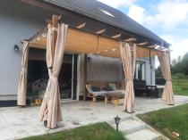 Aranżacja: Aluminiowa pergola z przesuwnym materiałowym dachem i zasłonami Kirn 3x5,5 - Cream Wood
