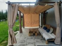Aranżacja: Aluminiowa pergola z przesuwnym materiałowym dachem i zasłonami Kirn 3x5,5 - Cream Wood