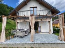 Aranżacja: Aluminiowa pergola z przesuwnym materiałowym dachem i zasłonami Kirn 3x5,5 - Cream Wood