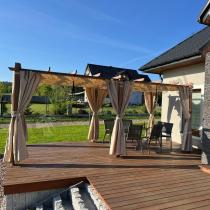 Aranżacja: Aluminiowa pergola z przesuwnym materiałowym dachem i zasłonami Kirn 3x5,5 - Cream Wood