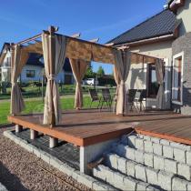 Aranżacja: Aluminiowa pergola z przesuwnym materiałowym dachem i zasłonami Kirn 3x5,5 - Cream Wood