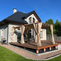 Aranżacja: Aluminiowa pergola z przesuwnym materiałowym dachem i zasłonami Kirn 3x5,5 - Cream Wood