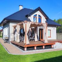 Aranżacja: Aluminiowa pergola z przesuwnym materiałowym dachem i zasłonami Kirn 3x5,5 - Cream Wood