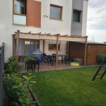 Aranżacja: Aluminiowa pergola z przesuwnym materiałowym dachem Kirn 3x5,5 - Cream Wood