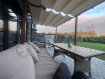 Aranżacja: Aluminiowa pergola z przesuwnym materiałowym dachem Kirn 3x5,5 - Cream Wood
