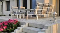 Aranżacja: Aluminiowy komplet białych mebli na taras z regulowanymi fotelami, sofą i stołem obiadowym - Renalo Dining Relax Whit
