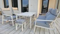 Aranżacja: Aluminiowy komplet białych mebli na taras z regulowanymi fotelami, sofą i stołem obiadowym - Renalo Dining Relax Whit