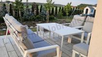 Aranżacja: Aluminiowy komplet białych mebli na taras z regulowanymi fotelami, sofą i stołem obiadowym - Renalo Dining Relax Whit