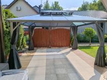 Aranżacja: Aluminiowy pawilon ogrodowy z dachem PVC z zasłonami i moskitierą - Havero 3,5x4 - Grafitowy