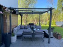 Aranżacja: Antracytowa pergola tarasowa 3x4 aluminium Kirn Szary