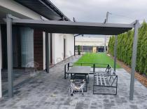 Aranżacja: Antracytowa pergola tarasowa 4x4 aluminium Kirn Szary