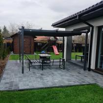Aranżacja: Antracytowa pergola tarasowa 4x4 aluminium Kirn Szary