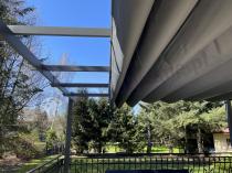 Aranżacja: Antracytowa pergola tarasowa 4x4 aluminium Kirn Szary