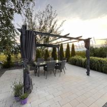 Aranżacja: Antracytowa pergola tarasowa 4x4 z zasłonami aluminium Kirn Szary