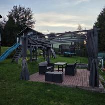 Aranżacja: Antracytowa pergola tarasowa 4x4 z zasłonami aluminium Kirn Szary