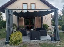 Aranżacja: Antracytowa pergola tarasowa 4x4 z zasłonami aluminium Kirn Szary