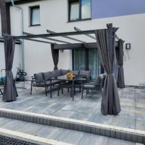 Aranżacja: Antracytowa pergola tarasowa 4x4 z zasłonami aluminium Kirn Szary