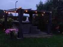 Aranżacja: Antracytowa pergola tarasowa 4x4 z zasłonami aluminium Kirn Szary