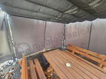 Aranżacja: Antracytowa pergola tarasowa 4x4 z zasłonami aluminium Kirn Szary