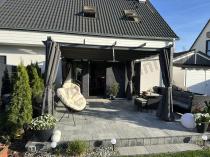Aranżacja: Antracytowa pergola tarasowa 4x4 z zasłonami aluminium Kirn Szary