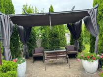 Aranżacja: Antracytowa pergola tarasowa z zasłonami 3x4 aluminium Kirn 2.0 Szary