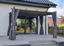 Aranżacja: Antracytowa pergola tarasowa z zasłonami 3x4 aluminium Kirn 2.0 Szary