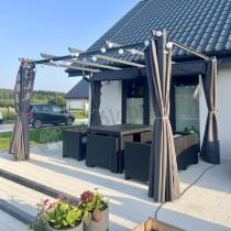 Aranżacja: Antracytowa pergola tarasowa z zasłonami 3x4 aluminium Kirn Szary