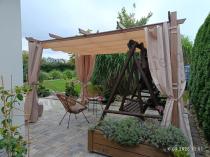 Aranżacja: Antracytowa pergola tarasowa z zasłonami 3x4 aluminium Kirn Szary