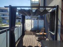 Aranżacja: Antracytowa pergola tarasowa z zasłonami 3x4 aluminium Kirn Szary