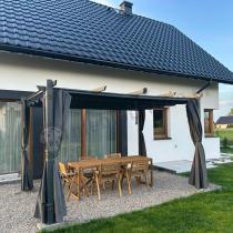 Aranżacja: Antracytowa pergola tarasowa z zasłonami 3x4 aluminium Kirn Szary
