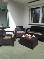 Aranżacja: Arica Rattan Table stolik do ogrodu ze skrzynią brązowy